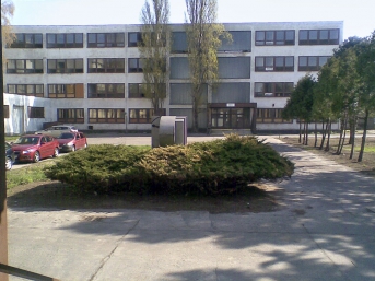 Budova původní školy – při rekonstrukci zůstal pouze montovaný skelet stavby, na který navazují nové konstrukce