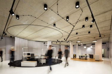 Prezentační prostor showroomu vznikl zvětšením původní vstupní haly 