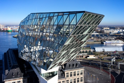 Diamant nebo loď? Městský a přístavní úřad vidí nový Port House jako symbol tradice obchodu s diamanty a lodní dopravy.