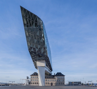 Diamant nebo loď? Městský a přístavní úřad vidí nový Port House jako symbol tradice obchodu s diamanty a lodní dopravy.