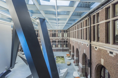 Port House je těsným pojítkem mezi městem a přístavem – tato vazba je patrná i skrze vnitřní pohledové osy