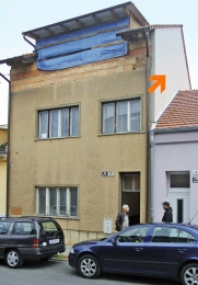 Obr. 4: Celkový pohled na rekonstruovaný objekt, vyznačena štítová stěna s nutností zesílení základů