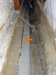 Obr. 5: Celkový pohled na rozšířený základ v chodbovém traktu. Šipka ukazuje na novou ŽB část základů