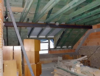 Obr. 6: Uložení středových vaznic na dostavované štítové stěny