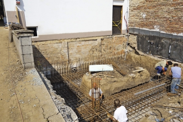 Obr. 9: Detail armokoše v místě navazujícího sousedního objektu