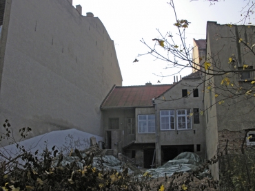 Obr. 11: Celkový pohled na původní objekt z dvorního traktu před zahájením prací