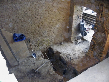 Obr. 12: Provádění výkopových prací v interiéru pro dodatečně zřizované základové pasy