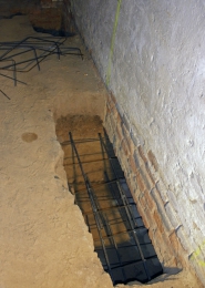 Obr. 13: Detail jednoho úseku během provádění 1. fáze pod vnitřní nosnou stěnou