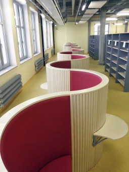 Před odchodem do čítárny lze krátce posedět a prolistovat knihu