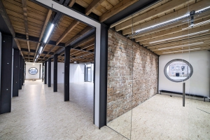 Stropní konstrukce byla ve většině prostor ponechána jako přiznaná, kovové prvky byly zbaveny nátěrů a znovu natřeny