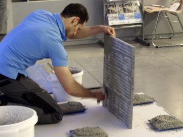 Obr. 9: Nanesení lepidla na rubovou stranu dlažby podle ÖNORM 3707