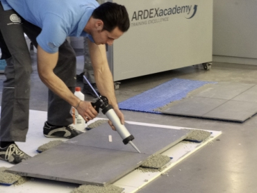 Obr. 11: Spárování pružným tmelem