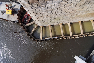 Obr. 3: Štětová jímka byla po doplnění rozpěrného systému vyčerpána a následně byla zahájena oprava pilíře