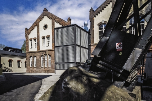 Ke spojovacímu krčku bylo přistavěno druhé „luxferové“ schodiště s výtahem