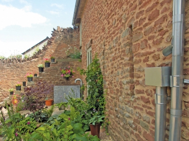 Rekonstrukce stodoly s dodržováním zásad ekologického zemědělství. Zahradnická firma Gardens Sorted z Velké Británie se specializuje na renovace zahrad. Zákazník, který firmě zadal přestavbu hospodářského dvora a stodoly, je farmář, který si zakládá na dodržování zásad ekologického zemědělství. Proto bylo důležité zvolit pro odvod dešťové vody materiály, které neobsahují PVC ani jiné umělé látky. Volba padla na Lindab Magestic.