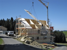 Obr. 6: Montáž CLT panelů střechy