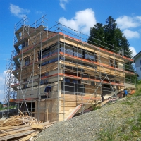 Obr. 8: Montáž opláštění štípaným smrkovým šindelem