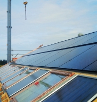 Obr. 10: „Energetická střecha“ s kolektory a FV moduly