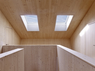 Obr. 14–17: Interiéry s obkladem ze smrku s bílou olejovou lazurou