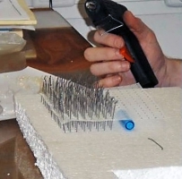 Obr. 4: Příprava transparentních epoxidových vzorků s garantovaným objemovým podílem a směrovým rozložením drátků (a) a hotový vzorek (b) s následným využitím experimentálního zařízení pracujícím s harmonickým elektromagnetickým polem, vyvíjeného ve spolupráci s Ústavem mikroelektroniky FEKT VUT v Brně (c)