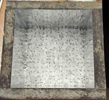 Obr. 4: Příprava transparentních epoxidových vzorků s garantovaným objemovým podílem a směrovým rozložením drátků (a) a hotový vzorek (b) s následným využitím experimentálního zařízení pracujícím s harmonickým elektromagnetickým polem, vyvíjeného ve spolupráci s Ústavem mikroelektroniky FEKT VUT v Brně (c)