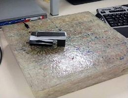 Obr. 4: Příprava transparentních epoxidových vzorků s garantovaným objemovým podílem a směrovým rozložením drátků (a) a hotový vzorek (b) s následným využitím experimentálního zařízení pracujícím s harmonickým elektromagnetickým polem, vyvíjeného ve spolupráci s Ústavem mikroelektroniky FEKT VUT v Brně (c)