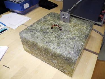 Obr. 5: Odzkoušení experimentálních detekčních cívek na zkušebních vzorcích