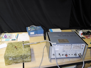 Obr. 5: Odzkoušení experimentálních detekčních cívek na zkušebních vzorcích