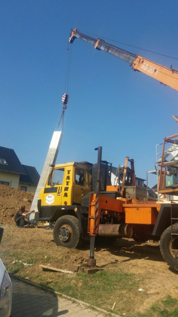 Instalace komínové vložky s integrovaným krbem Kingfire Parata se provádí pomocí jeřábu