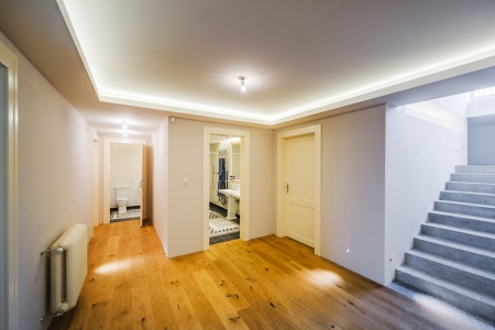 Na chodbě je hodně rohů a koutů. Protože majitelům záleželo na dokonalých detailech, tedy aby kouty nepraskaly a rohy vydržely, je použita výztužná páska Easy Flex PRO.