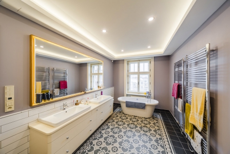 Do koupelny patří konstrukce s deskou Glasroc H (s nerezovým příslušenstvím a tmelem Vario H), určená do dlouhodobě vlhkého prostředí, odolná proti plísním