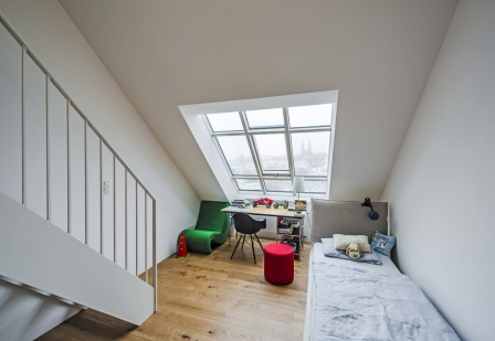 V dětském pokoji je použita deska Habito. Vyznačuje se extrémní pevností, která umožní stavět interiérové stěny a příčky s vysokou mechanickou odolností a únosností. Do Habita je možné kotvit předměty běžným vrutem, bez předvrtání a bez hmoždinek.