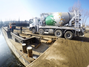 Nakládání autodomíchávače na loď