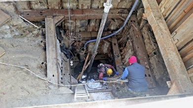 Potápěči v průzkumné šachtě