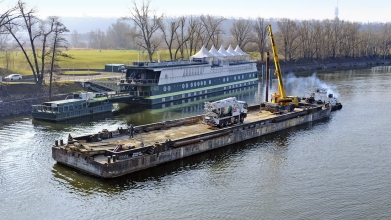 Transport autodomíchávače s betonem lodí k Libeňskému mostu