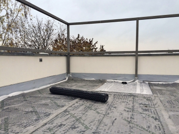 Pokládka fólie DELTA-FLORAXX TOP na geotextilii s gramáží minimálně 300 g/m2