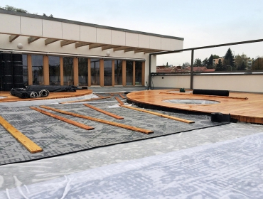 Pokládka fólie DELTA-FLORAXX TOP na geotextilii s gramáží minimálně 300 g/m2