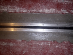 Vyspravené okolí dilatační spáry