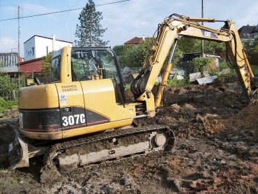 Obr. 1: Bagrování základů pro železobetonovou desku