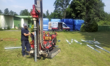 Obr. 4: Instalace zemních vrutů