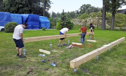 Obr. 7: Montáž modřínových hranolů