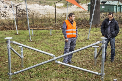 Obr. 9: Způsob zavětrování zemních vrutů pro desky umístěné vysoko nad terénem nebo na nerovných pozemcích