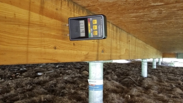 Obr. 10: Kontrola vlhkosti modřínových hranolů po třech letech (naměřená vlhkost 11,7 %)