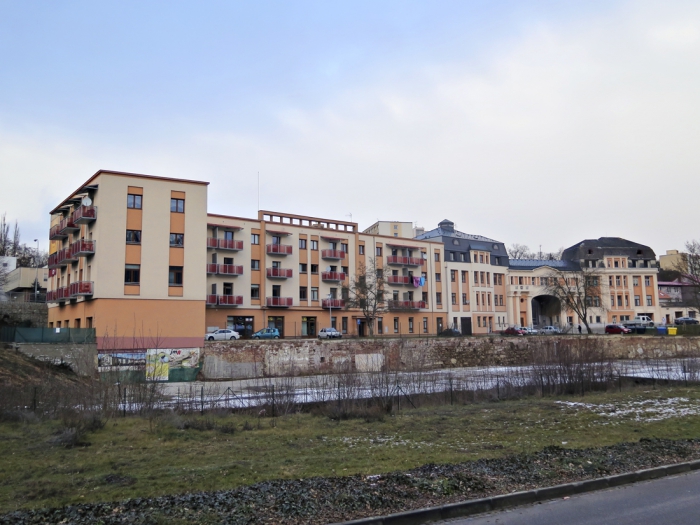 Nynější podoba „Hradu“ a „Brány“. Současná moderní bytová výstavba v „Hradu“ vlastně navazuje na 40. léta 20. století – tehdy zde bydlelo několik rodin, než se přestěhovaly do Baťových domků.