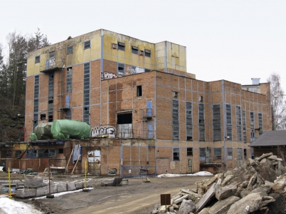 Zdevastovaná budova bývalé kotelny v roce 2010. Nyní v ní sídlí ekotechnické centrum Alternátor a dům dětí a mládeže.