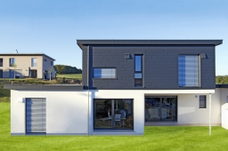 Zavěšený hliníkový provětrávaný fasádní systém Prefa Sidings lze montovat jak svisle, tak vodorovně ve třech různých šířkách (138, 200 a 300 mm) s přiznanou nebo nepřiznanou spárou. Povrchová úprava stucco, hladká nebo linkovaná. Cena od 850 Kč/m².