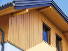 Zavěšený hliníkový provětrávaný fasádní systém Prefa Sidings lze montovat jak svisle, tak vodorovně ve třech různých šířkách (138, 200 a 300 mm) s přiznanou nebo nepřiznanou spárou. Povrchová úprava stucco, hladká nebo linkovaná. Cena od 850 Kč/m².