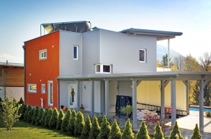 Široký výběr barev včetně přírodních odstínů tmavého a světlého dřeva a hlavně bezúdržbovost předurčují fasádní systém Sidings pro použití v těch nejnáročnějších podmínkách. Záruka 40 let na jakost materiálu i na barvu v provedení P.10. Cena od 850 Kč/m² při šíři obkladu 138 mm.