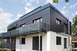 Velkoformátové Prefa kompozitní desky z barevného legovaného hliníku s jádrem z LDPE polyetylenu (Reynobond) v rozměrech 1500x4010 mm s celkovou hmotností 5,5 kg/m² se mohou lepit, nýtovat a šroubovat na hliníkový nebo dřevěný podkladní rošt. Cena od 950 Kč/m².