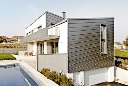 Úhlová stojatá drážka dává u hliníkového systému Prefalz fasádním prvkům osobitý vzhled. K dostání je v mnoha odstínech s dvouvrstvým vypalovaným lakem P.10. Fasády ze svitkového plechu Prefalz vydrží po celou dobu životnosti domu. Cena od 407 Kč/m².